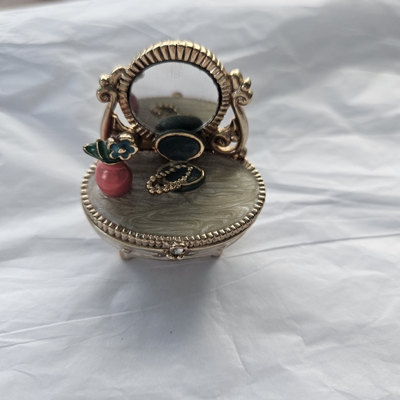 Monet Vanity Pill Box - Picture 1 of 4